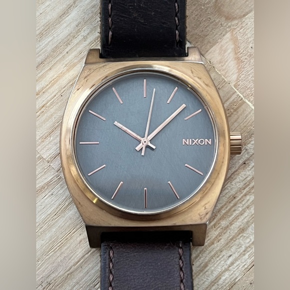 Nixon Minimal The Time Traveler Gunmetal Dial Rose-Gold Case Horween Leather